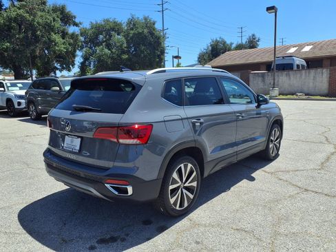 Used 2023 Volkswagen Taos SE w/ Panoramic Sunroof Package FWD image 4