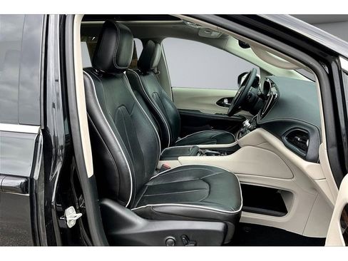 Used 2023 Chrysler Pacifica Limited FWD image 8
