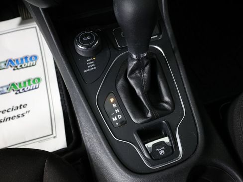 Used 2019 Jeep Cherokee Latitude w/ Cold Weather Group AWD/4WD image 36