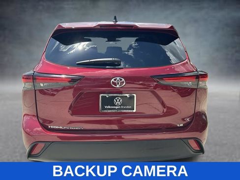 Used 2024 Toyota Highlander LE FWD image 5
