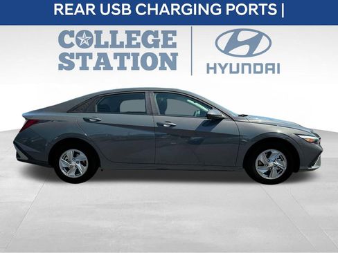 Used 2025 Hyundai Elantra SE image 10