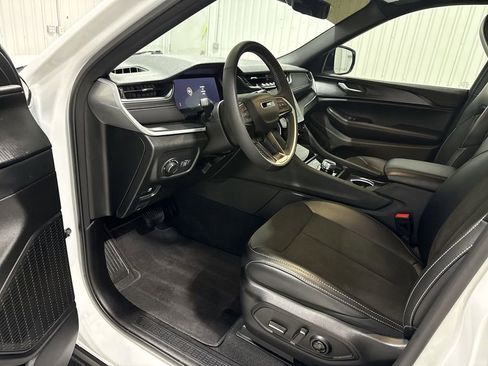 Used 2025 Jeep Grand Cherokee L Altitude RWD image 10
