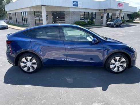 Used 2024 Tesla Model Y Long Range AWD/4WD image 3