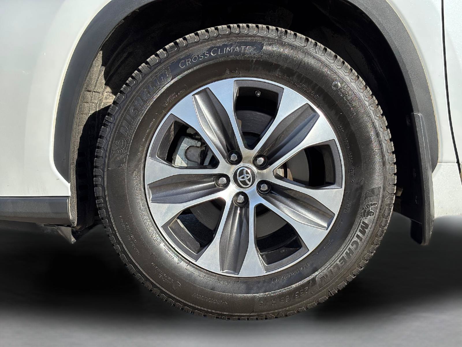 Used 2022 Toyota Highlander XLE AWD/4WD image 12
