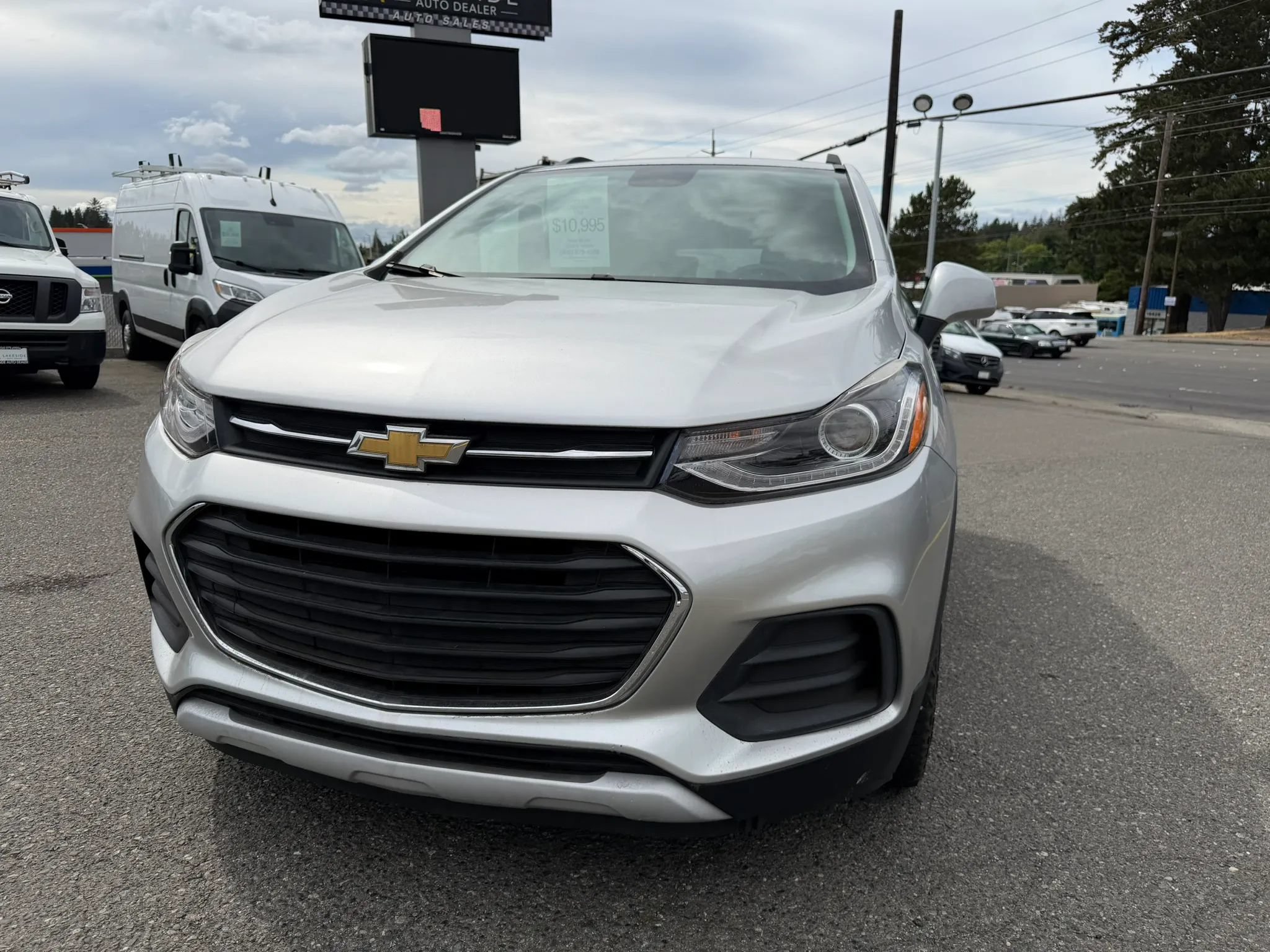 Used 2021 Chevrolet Trax LT w/ Driver Confidence Package FWD image 2