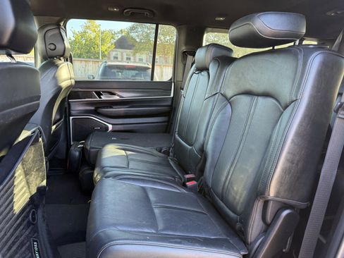 Used 2023 Jeep Wagoneer L Series II image 17