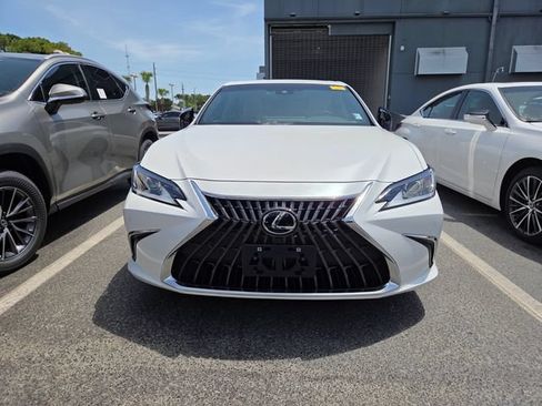 Used 2022 Lexus ES 350 w/ Luxury Package FWD image 2