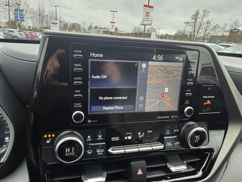 Used 2021 Toyota Highlander XLE AWD/4WD image 22