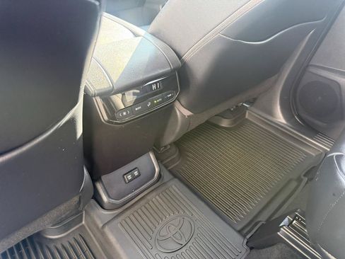 Used 2021 Toyota Highlander XLE AWD/4WD image 15