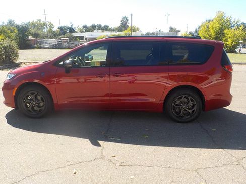 Used 2025 Chrysler Pacifica Premium image 9