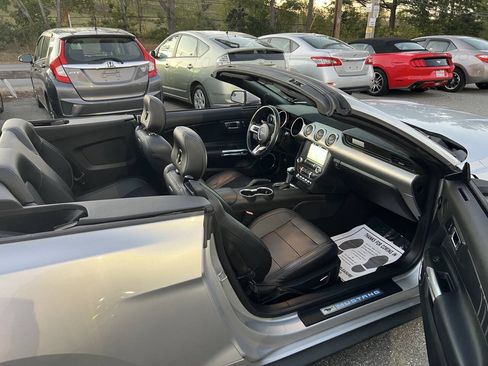 Used 2018 Ford Mustang GT Premium RWD image 31