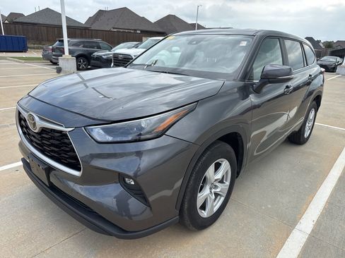 Used 2025 Toyota Highlander LE FWD image 3