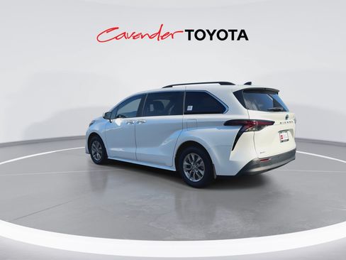 Certified 2025 Toyota Sienna XLE w/ XLE Plus Package FWD image 6
