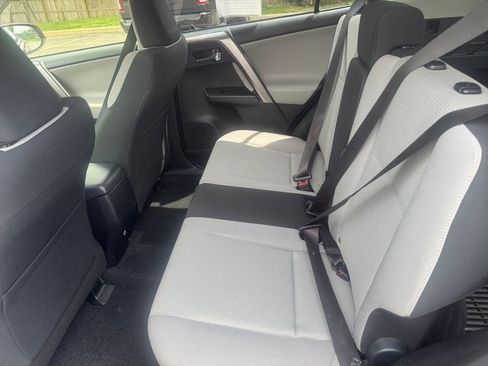 Used 2018 Toyota RAV4 XLE AWD/4WD image 18