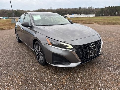 Used 2024 Nissan Altima 2.5 SV image 2