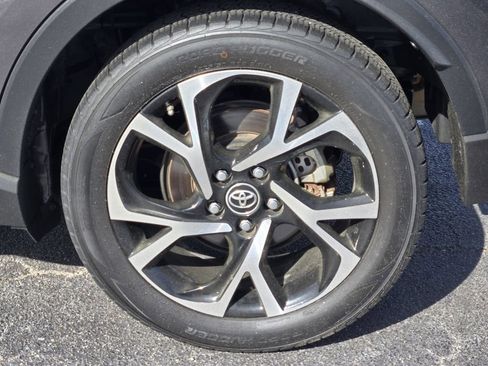 Used 2019 Toyota C-HR XLE image 8