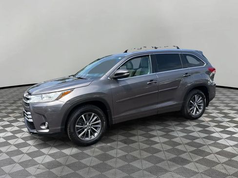 Used 2018 Toyota Highlander XLE w/ Protection Package #3 AWD/4WD image 2
