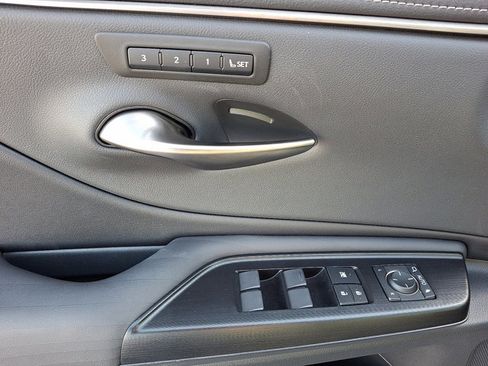 Used 2020 Lexus ES 300h w/ Luxury Package image 11