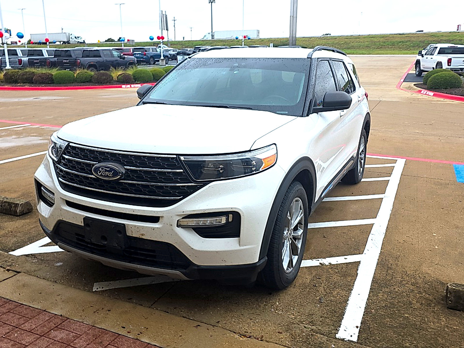 Used 2022 Ford Explorer XLT w/ Equipment Group 202A AWD/4WD image 3