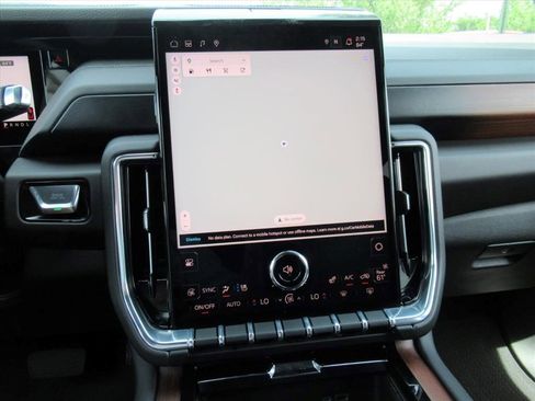 Used 2025 GMC Yukon Denali AWD/4WD image 26