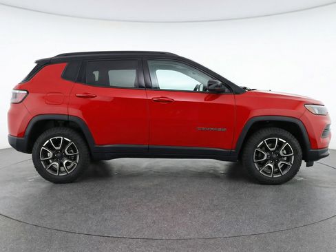 Used 2025 Jeep Compass Trailhawk AWD/4WD image 11