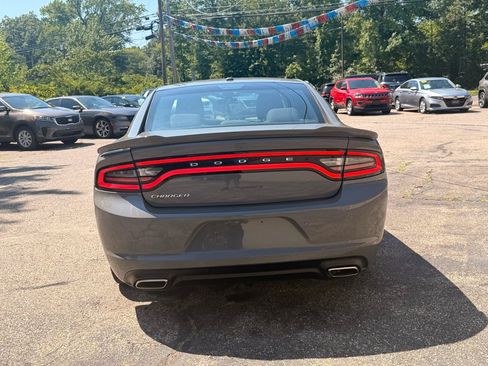 Used 2019 Dodge Charger SXT RWD image 6