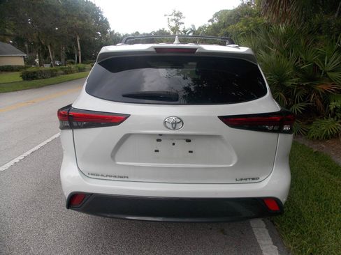 Used 2023 Toyota Highlander Limited FWD image 8