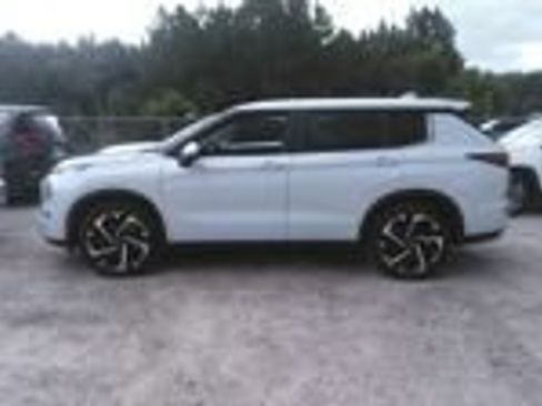 Used 2024 Mitsubishi Outlander SE AWD/4WD image 3