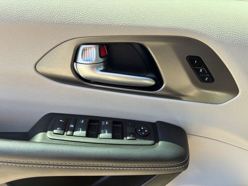 Used 2024 Chrysler Pacifica Touring-L FWD image 5