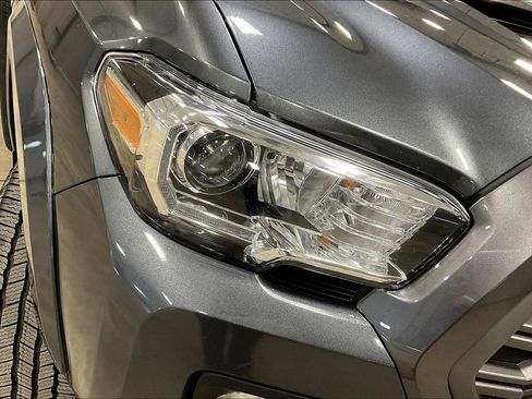 Used 2022 Toyota Tacoma TRD Sport image 32