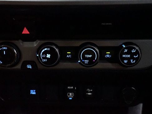 Used 2018 Toyota Tacoma SR5 AWD/4WD image 17