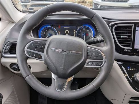 Used 2024 Chrysler Pacifica Touring-L FWD image 18