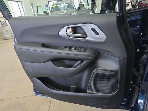 Certified 2025 Chrysler Pacifica Limited FWD image 29