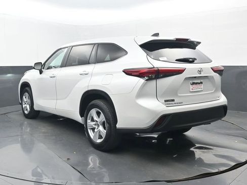 Used 2023 Toyota Highlander LE image 3