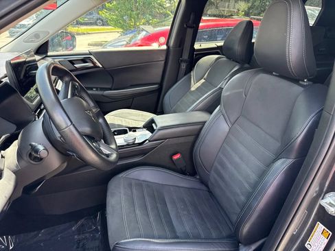 Used 2025 Mitsubishi Outlander AWD image 12