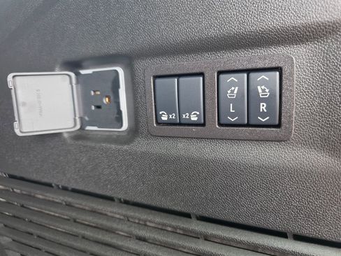 Used 2025 GMC Yukon XL Elevation w/ Technology Package AWD/4WD image 9