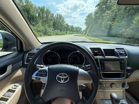 Used 2013 Toyota Highlander Plus AWD/4WD image 14