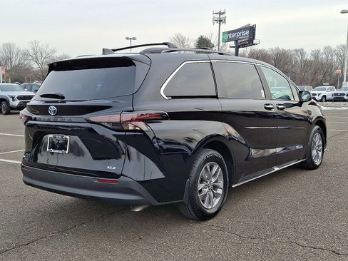 Certified 2025 Toyota Sienna XLE image 6