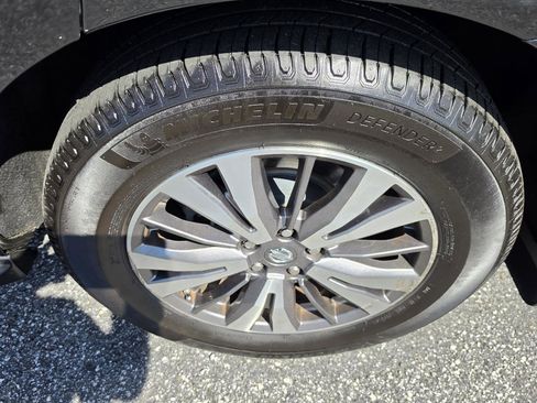 Used 2017 Nissan Pathfinder SV w/ Trailer Tow Package FWD image 7
