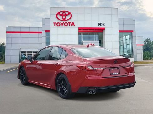 Used 2025 Toyota Camry SE image 3