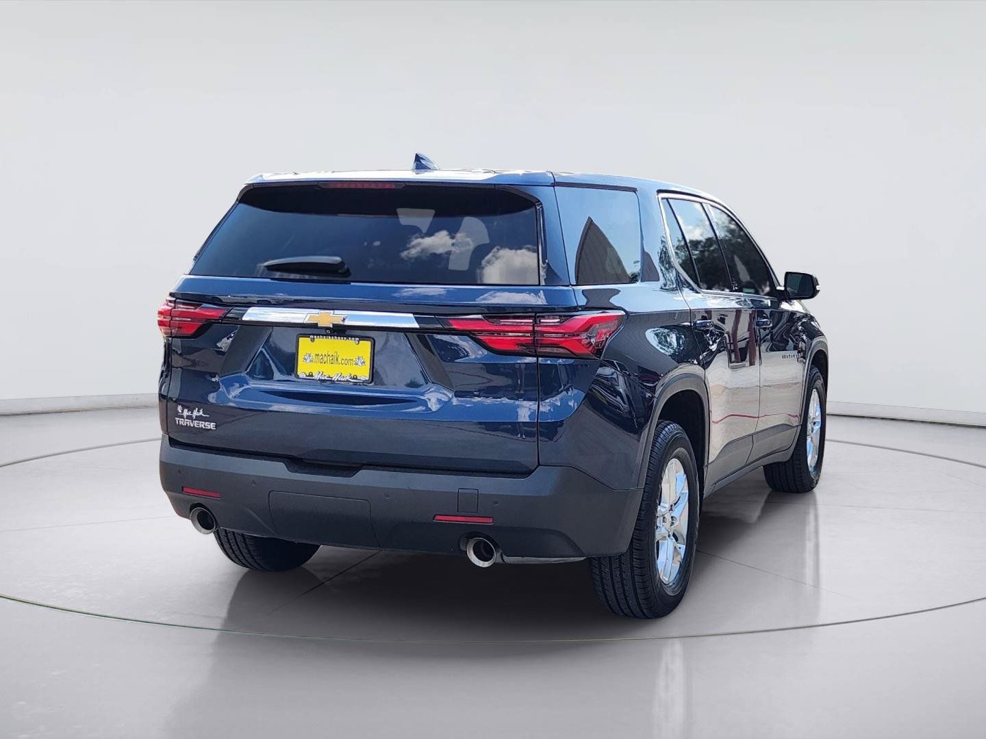 Used 2023 Chevrolet Traverse LS w/ Safety Package FWD image 7