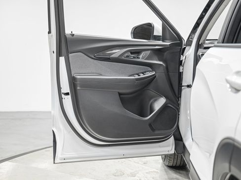 Used 2023 Chevrolet TrailBlazer LT FWD image 12