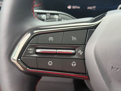 Used 2025 Chevrolet Traverse RS AWD/4WD image 25
