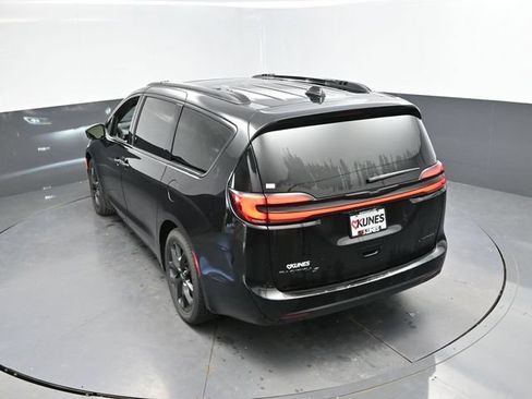 Used 2025 Chrysler Pacifica Limited FWD image 47