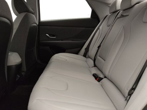 Used 2025 Hyundai Elantra Limited FWD image 17