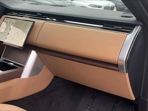 Used 2025 Land Rover Range Rover SE image 17