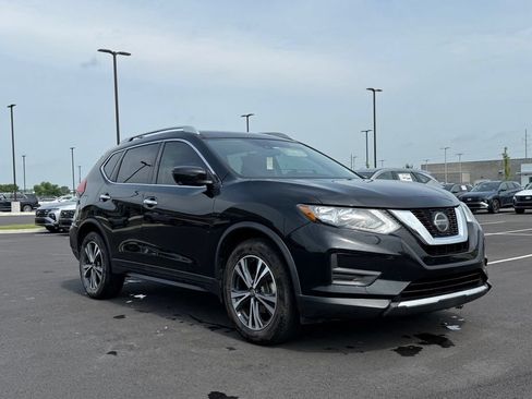 Used 2019 Nissan Rogue SV w/ Premium Package FWD image 3