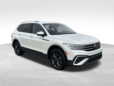 Used 2023 Volkswagen Tiguan SE image 8