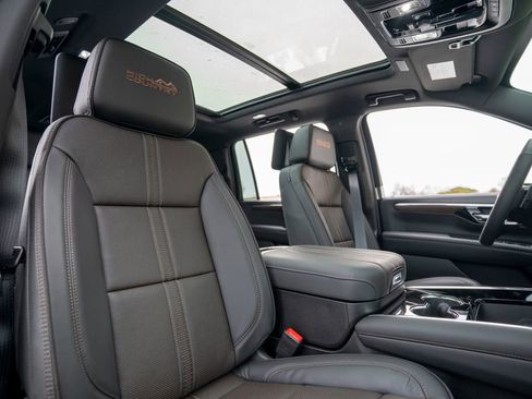 New 2026 Chevrolet Suburban High Country image 19