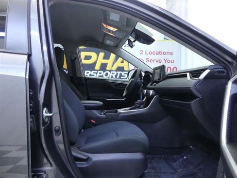 Used 2020 Toyota RAV4 LE image 7